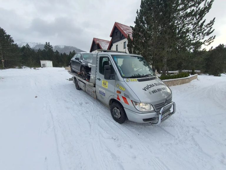 Mercedes Sprinter vuče vozilo po snijegu
