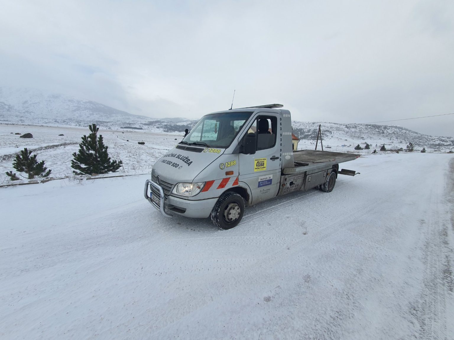 Srebrni Mercedes Sprinter s platformom